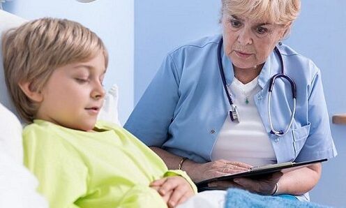 Dottore e bambino in ospedale