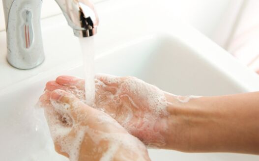 lavarsi le mani per prevenire la comparsa di parassiti nel corpo